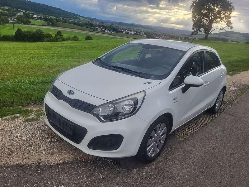 Gebraucht Kia Rio Edition 7 109 PS (80 kW) 2011 Weiß Kleinwagen