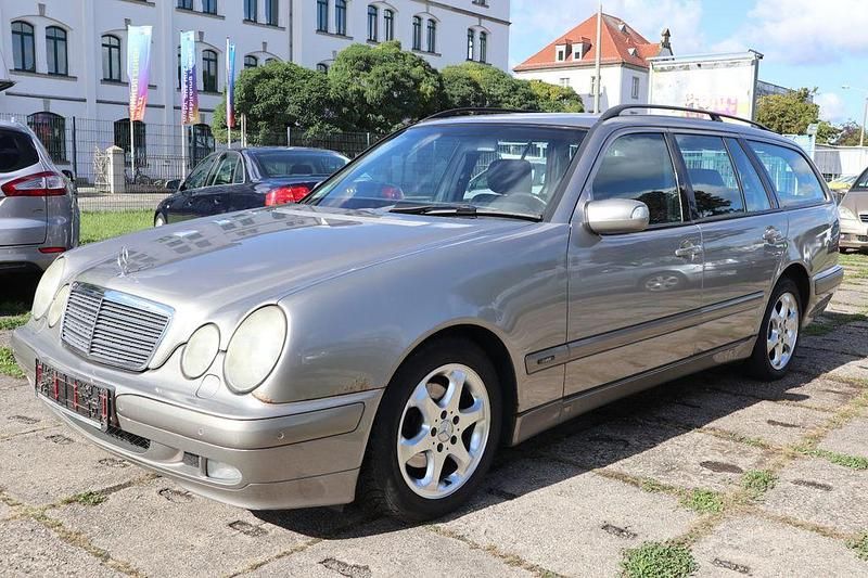 Silber Gebraucht 2003 Mercedes E220 Classic Limousine | 2.600 € (Superpreis) - Bild 1/4