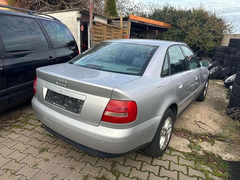 Second-hand Audi A4 101 CP (74 kW) 2000 Argintiu Berlinǎ