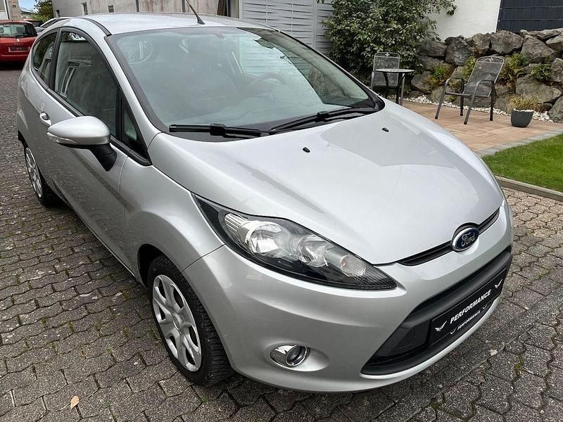 Grau Gebraucht 2012 Ford Fiesta Champions Edition Kleinwagen | 4.499 € (Fairer Preis) - Bild 1/4