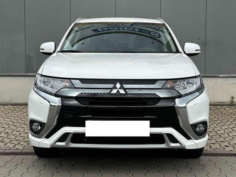 Weiß Gebraucht 2021 Mitsubishi Outlander P-HEV SUV | 21.900 € (Guter Preis) - Bild 1/4