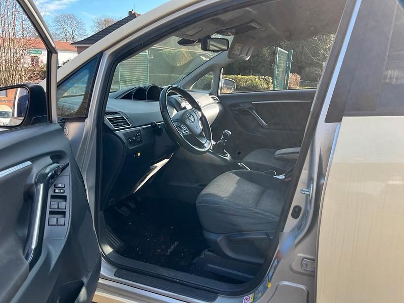 Gebraucht Toyota Verso-S 111 PS (81 kW) 2017 Silber Van / Kleinbus
