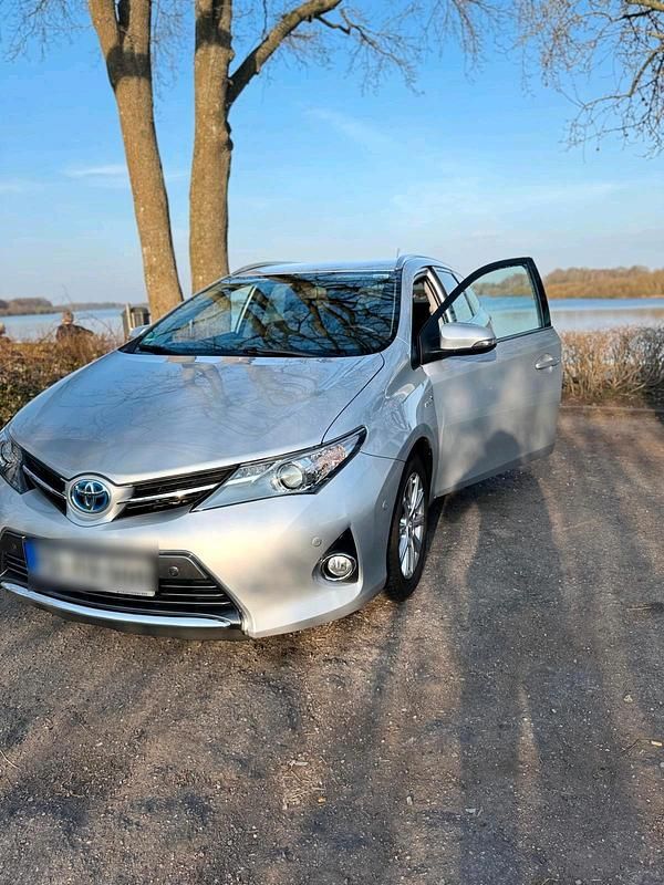 Silber Gebraucht 2015 Toyota Auris Hybrid Sport Kombi | 14.500 € (Guter Preis) - Bild 1/4