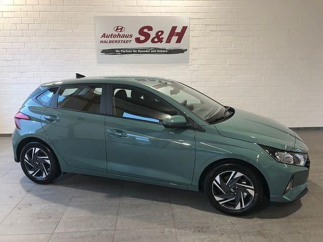 Grün Gebraucht 2021 Hyundai i20 Trend Kleinwagen | 15.950 € (Fairer Preis) - Bild 1/4