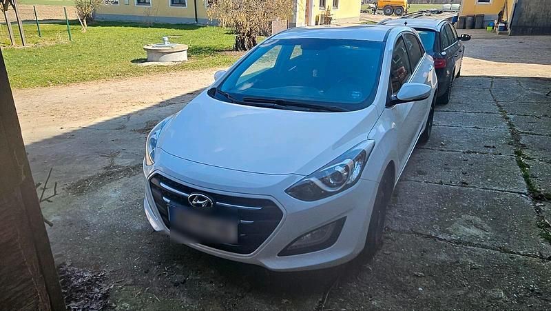 Gebraucht Hyundai i30 110 PS (80 kW) 2015 Weiß Limousine