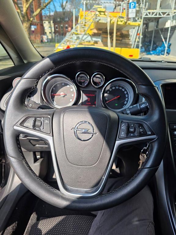 Używany Opel Astra Cosmo 179 KM (131 kW) 2010 Szary Sedan/Limuzyna
