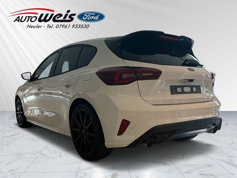 Używany Ford Focus ST 280 KM (205 kW) 2024 Biały Sedan/Limuzyna