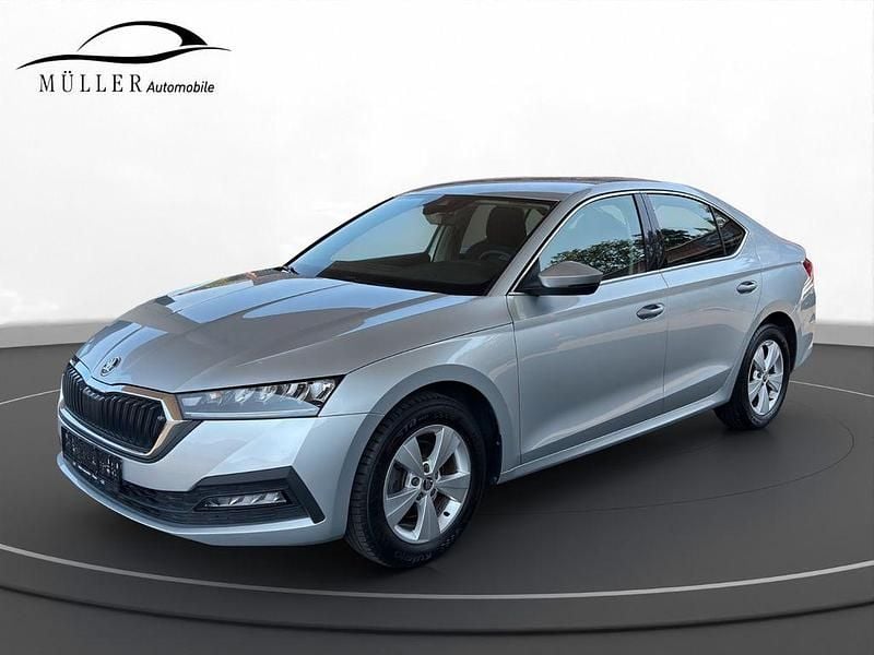 Brilliantsilber metallic Gebraucht 2021 Skoda Octavia Ambition Limousine | 20.490 € (Guter Preis) - Bild 1/4