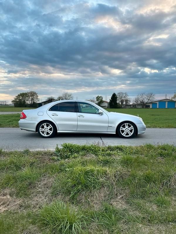 Gebraucht Mercedes E230 Avantgarde 204 PS (150 kW) 2008 Grau Limousine