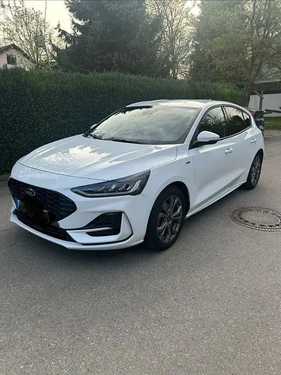 Używany Ford Focus ST-Line 125 KM (91 kW) 2023 Biały Sedan/Limuzyna