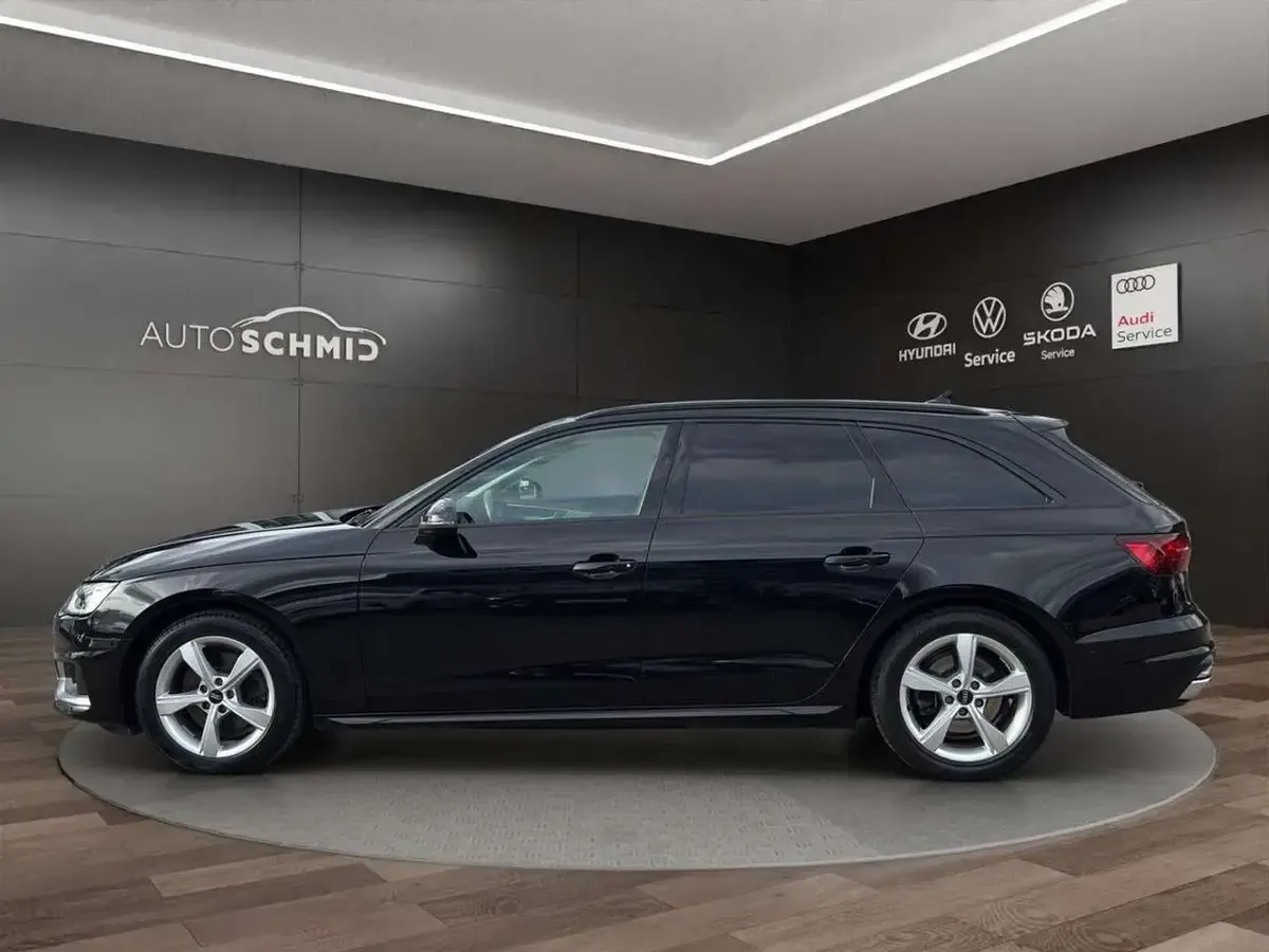 Gebraucht Audi A4 Advanced 163 PS (119 kW) 2023 Mythosschwarz metallic Kombi