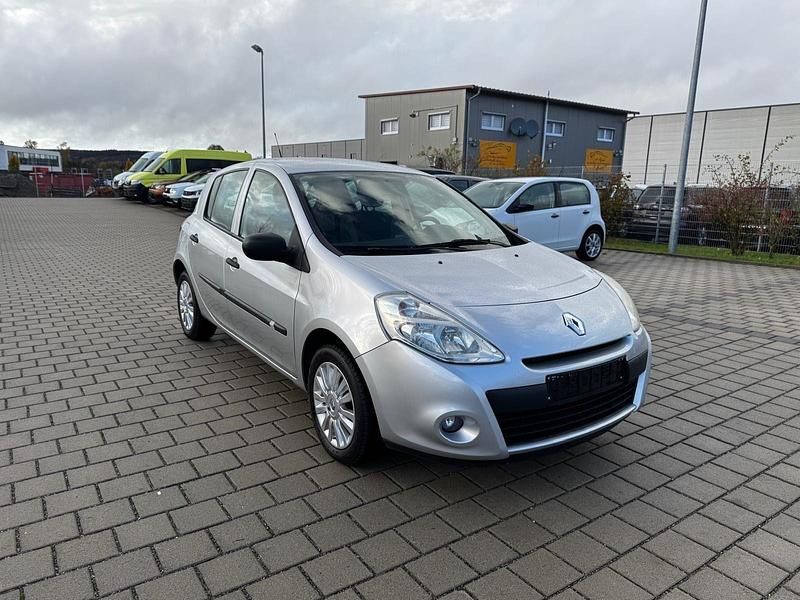 Silber Gebraucht 2009 Renault Clio III Kleinwagen | 3.450 € (Etwas zu teuer) - Bild 1/4