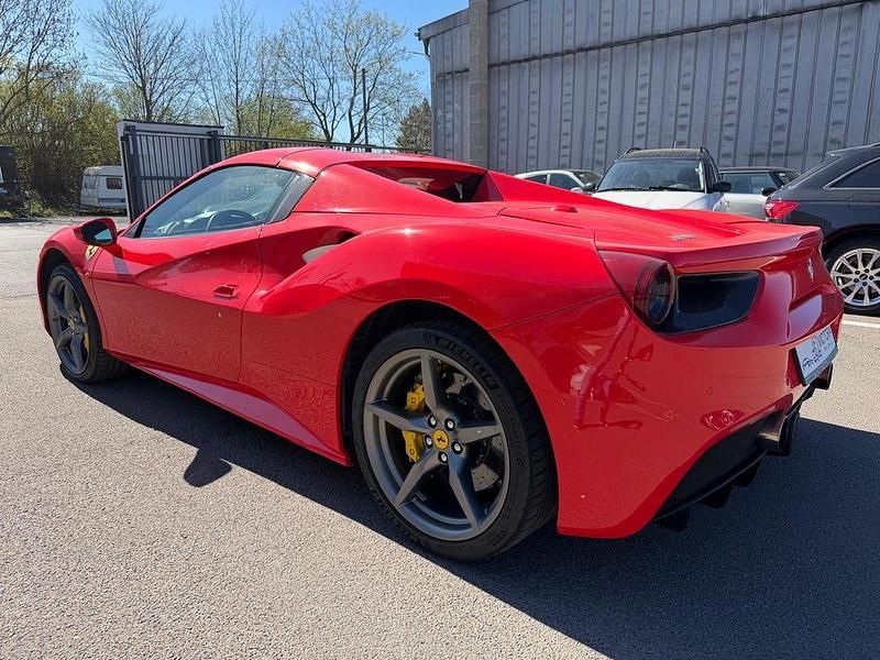 Second-hand Ferrari 488 669 CP (492 kW) 2018 Roșu Cabrio
