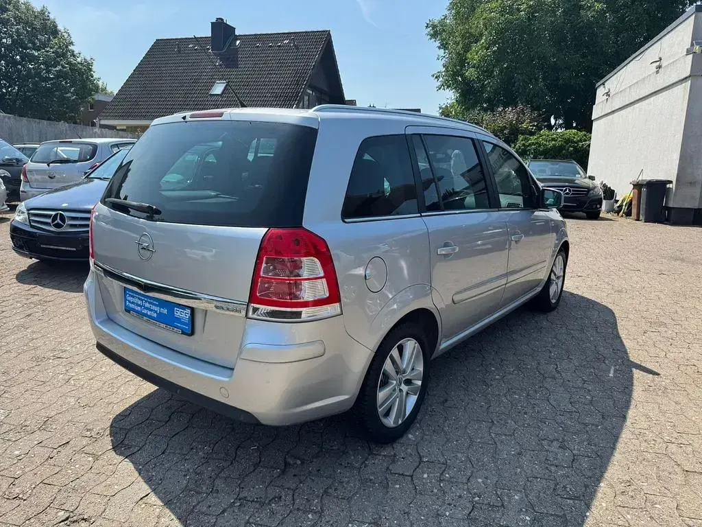 Gebraucht Opel Zafira 110 PS (80 kW) 2011 Silber Van / Kleinbus