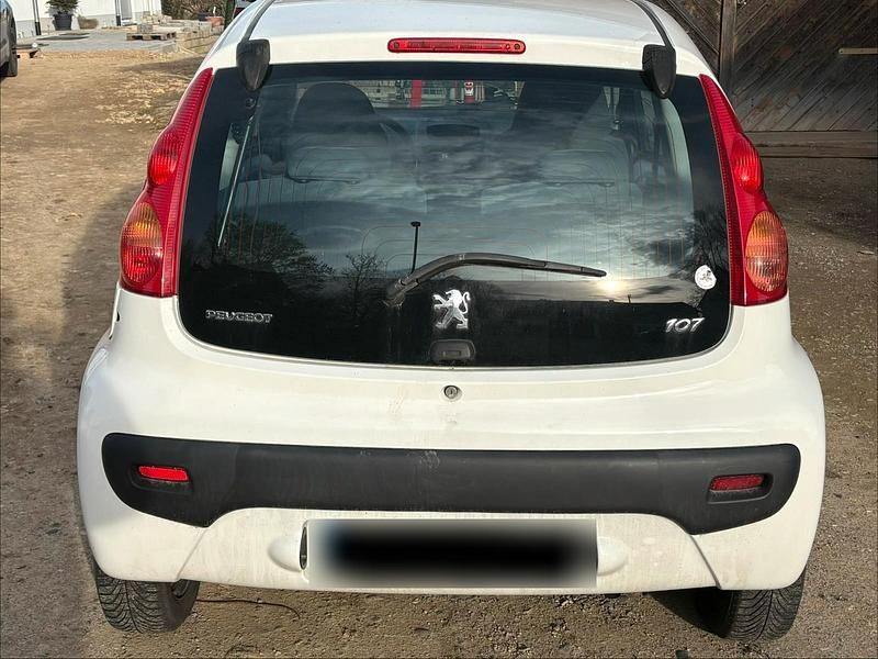Gebraucht Peugeot 107 68 PS (50 kW) 2010 Weiß Kleinwagen