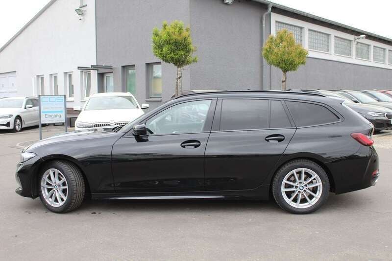 Black sapphire metallic Gebraucht 2023 BMW 320 Kombi | 27.980 € (Fairer Preis) - Bild 1/4