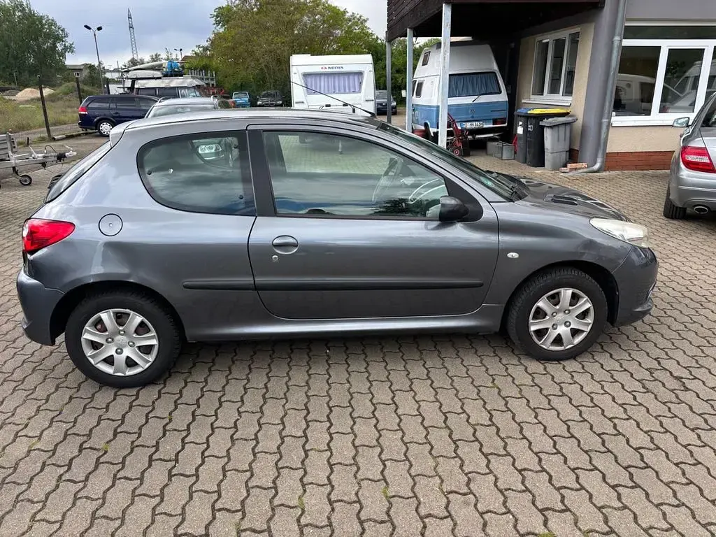 Gebraucht Peugeot 206+ 75 PS (55 kW) 2009 Grau Kleinwagen