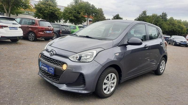 Grau Gebraucht 2018 Hyundai i10 Classic Kleinwagen | 6.890 € (Fairer Preis) - Bild 1/4