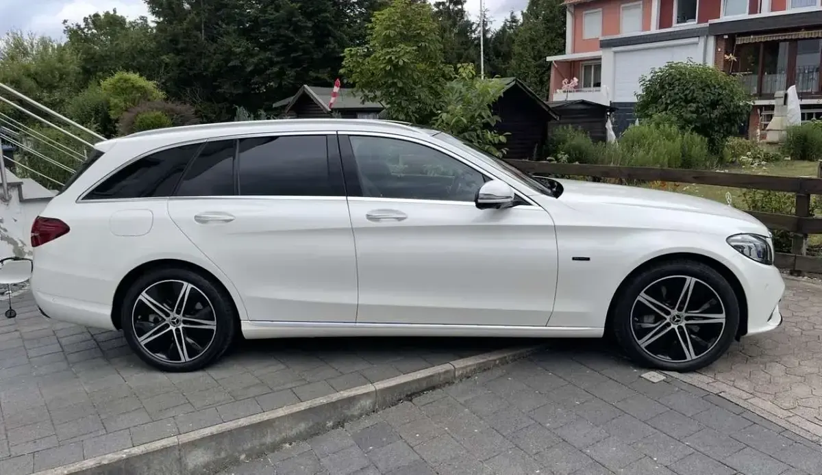 Gebraucht Mercedes C300e 211 PS (155 kW) 2019 Weiß Kombi