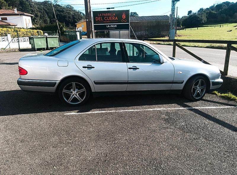 Gebraucht Mercedes E300 177 PS (130 kW) 1999 Grau Limousine
