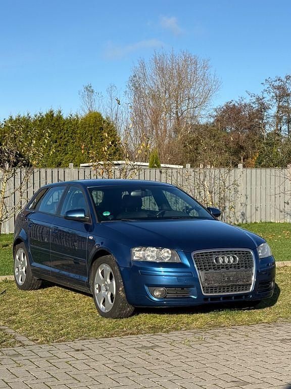 Blau Gebraucht 2004 Audi A3 Comfort Limousine | 3.699 € (Etwas zu teuer) - Bild 1/4