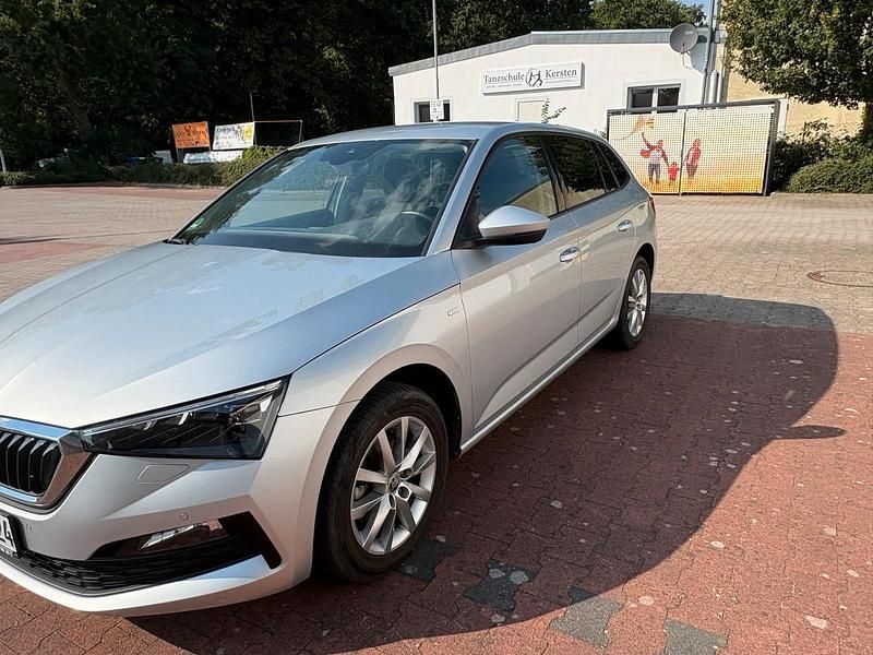 Silber Gebraucht 2022 Skoda Scala Kleinwagen | 19.999 € (Fairer Preis) - Bild 1/4