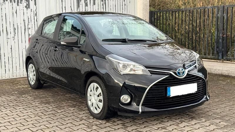 Gebraucht Toyota Yaris Hybrid 100 PS (73 kW) 2016 Schwarz Kleinwagen