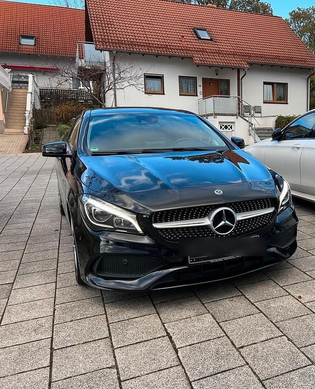 Schwarz Gebraucht 2018 Mercedes CLA200 Shooting Brake AMG line Kombi | 20.000 € (Guter Preis) - Bild 1/4