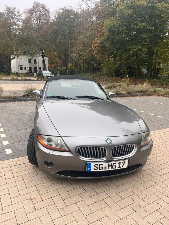 Grau Gebraucht 2003 BMW Z4 Sport Line Cabrio | 13.900 € (Fairer Preis) - Bild 1/4