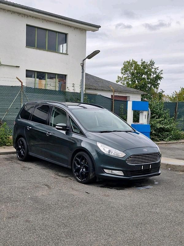 Grau Gebraucht 2017 Ford Galaxy Van / Kleinbus | 8.800 € (Fairer Preis) - Bild 1/4