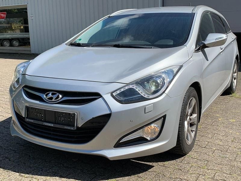 Silber Gebraucht 2013 Hyundai i40 Kombi | 7.250 € (Superpreis) - Bild 1/4