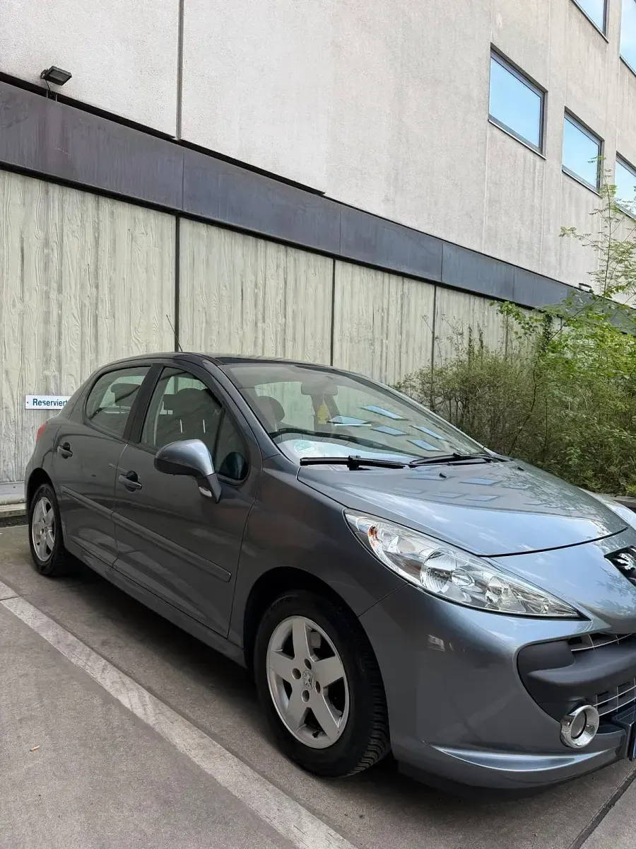 Gebraucht Peugeot 207 95 PS (69 kW) 2008 Grau Kleinwagen
