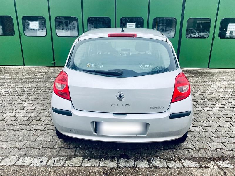 Gebraucht Renault Clio II 90 PS (66 kW) 2006 Silber Kleinwagen