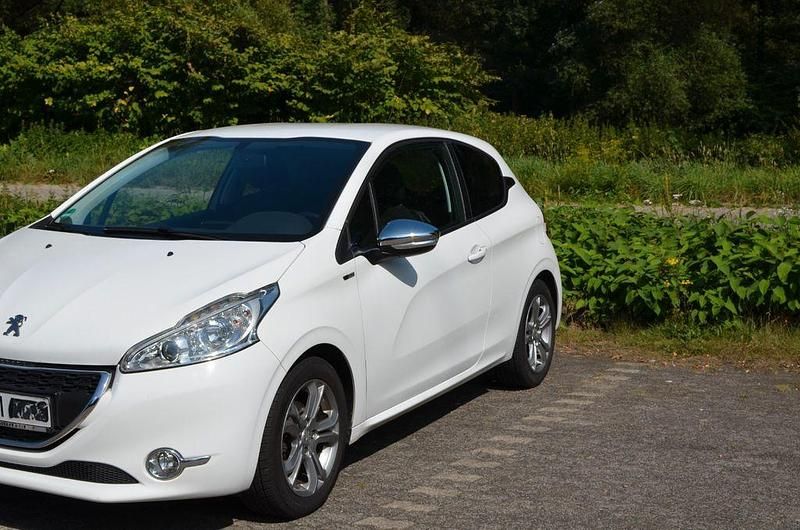 Weiß Gebraucht 2014 Peugeot 208 Style Kleinwagen | 3.100 € (Superpreis) - Bild 1/4