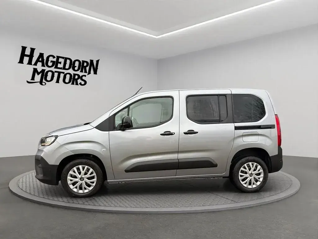 Neu Fiat Doblò 102 PS (75 kW) 2025 Grau Van / Kleinbus
