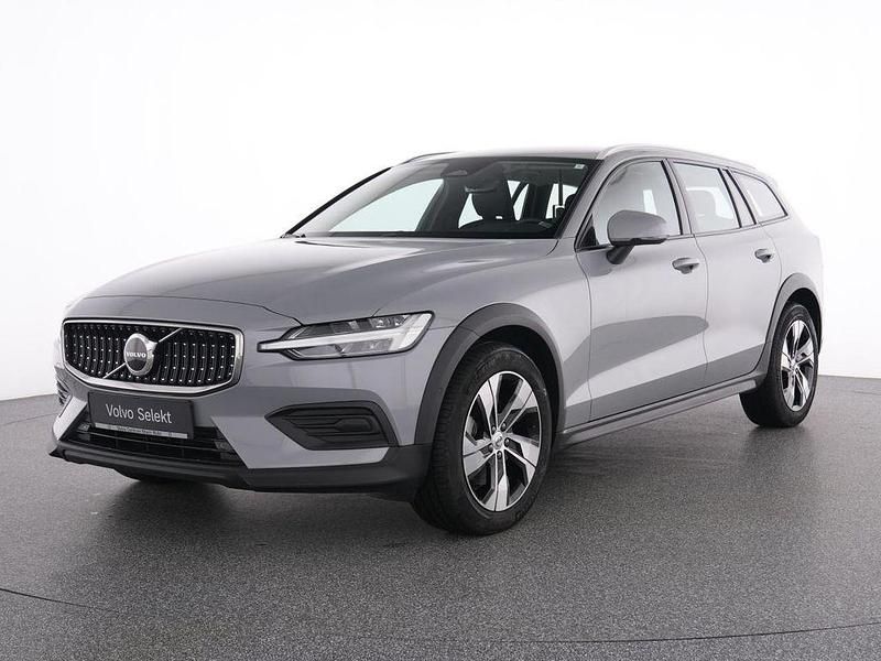 Gebraucht Volvo V60 CC Plus 197 PS (144 kW) 2023 Grau vapour grey / metallic Kombi