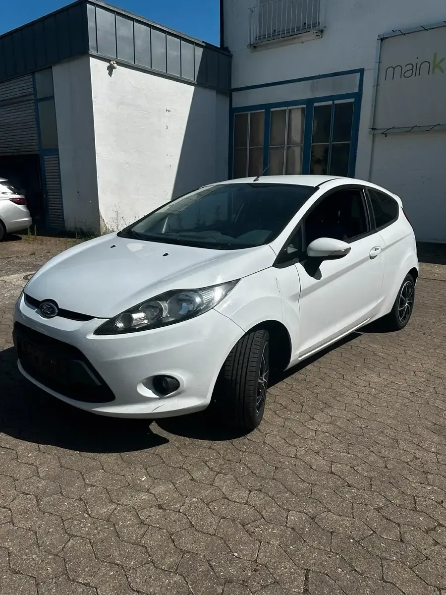 Gebraucht Ford Fiesta 60 PS (44 kW) 2009 Weiß Kleinwagen