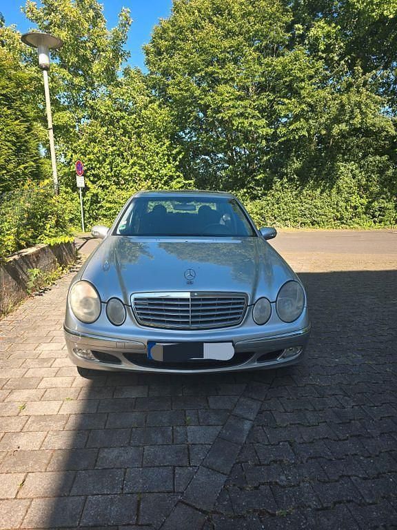 Silber Gebraucht 2002 Mercedes E270 Elegance Limousine | 2.898 € (Guter Preis) - Bild 1/4