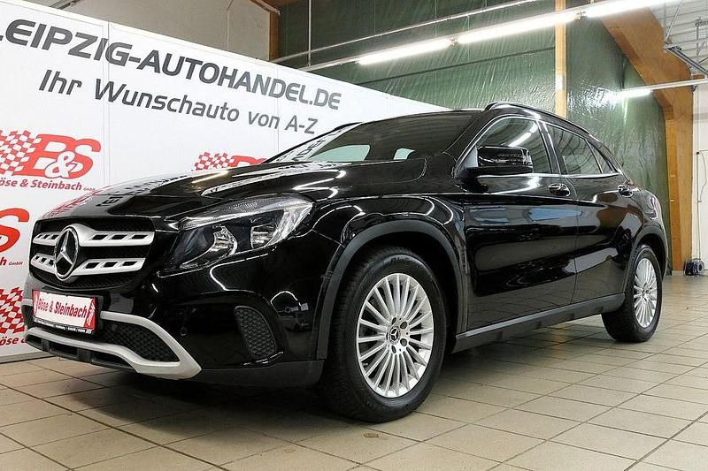 Schwarz Gebraucht 2019 Mercedes GLA180 SUV | 20.874 € (Etwas zu teuer) - Bild 1/4