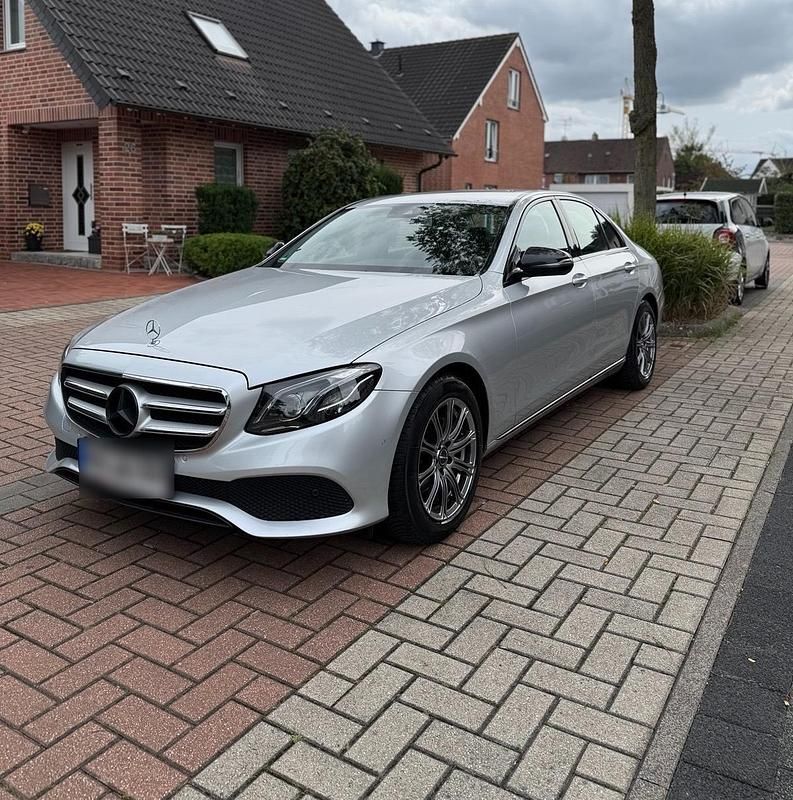 Silber Gebraucht 2016 Mercedes E200 Limousine | 20.500 € (Guter Preis) - Bild 1/4