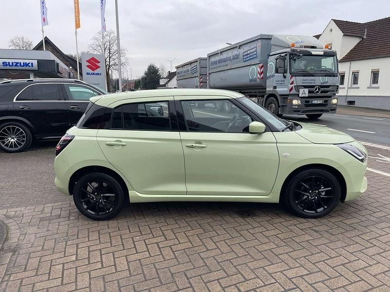 Neu Suzuki Swift 83 PS (61 kW) 2026 Gelb Kleinwagen