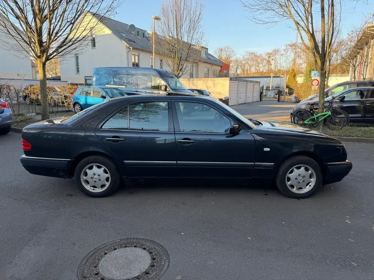 Second-hand Mercedes E240 170 CP (125 kW) 1998 Albastru Berlinǎ