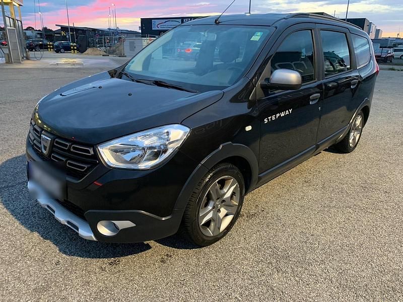 Schwarz Gebraucht 2018 Dacia Lodgy Stepway Van / Kleinbus | 3.696 € (Superpreis) - Bild 1/4