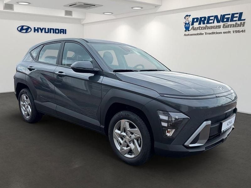 Neu Hyundai Kona Select 150 PS (110 kW) 2026 Grau SUV