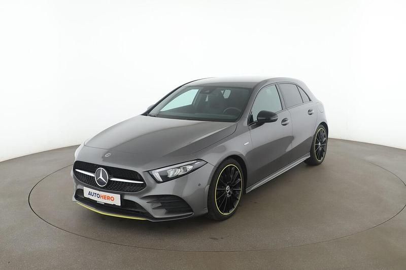 Grau Gebraucht 2018 Mercedes A200 AMG line Limousine | 26.810 € (Teuer) - Bild 1/3