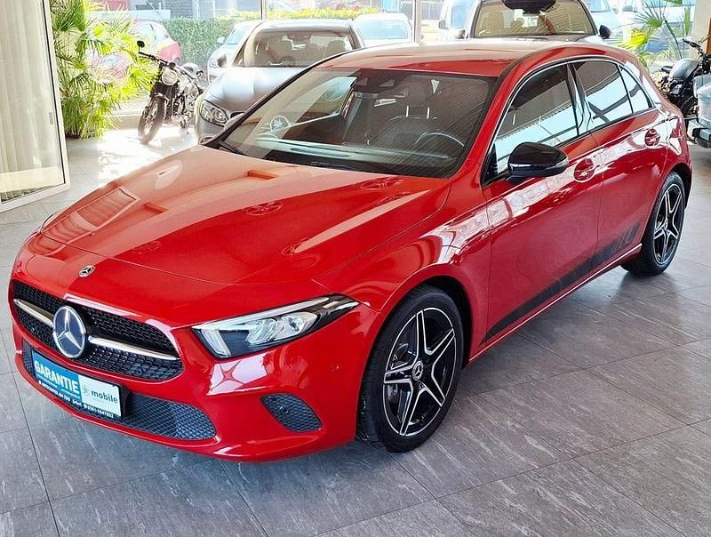 Gebraucht Mercedes A180 136 PS (100 kW) 2019 Rot Limousine