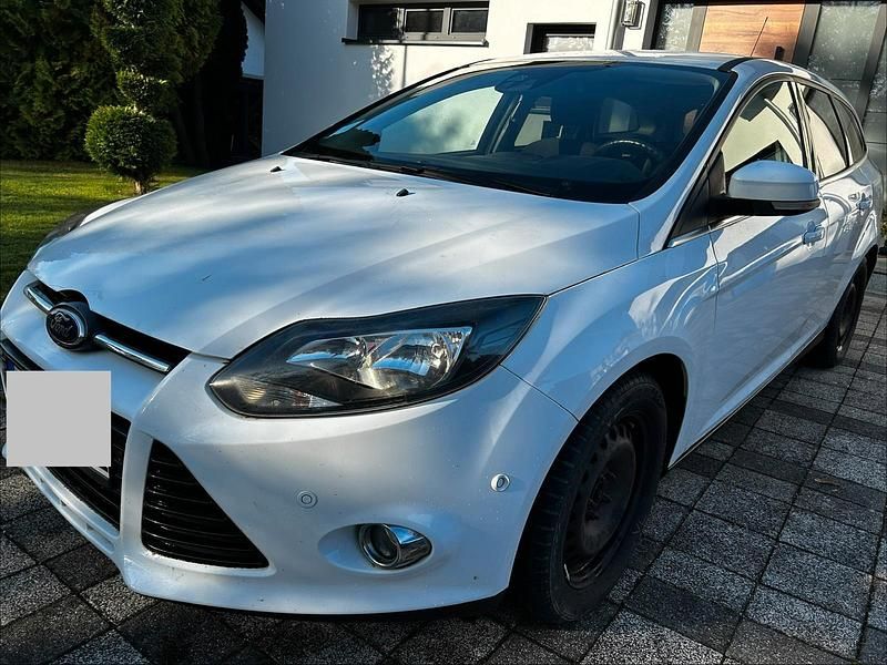 Weiß Gebraucht 2011 Ford Focus Kombi | 5.000 € (Fairer Preis) - Bild 1/4