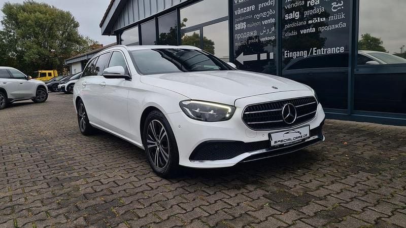 Weiß Gebraucht 2021 Mercedes E220 Avantgarde Limousine | 26.990 € (Superpreis) - Bild 1/4