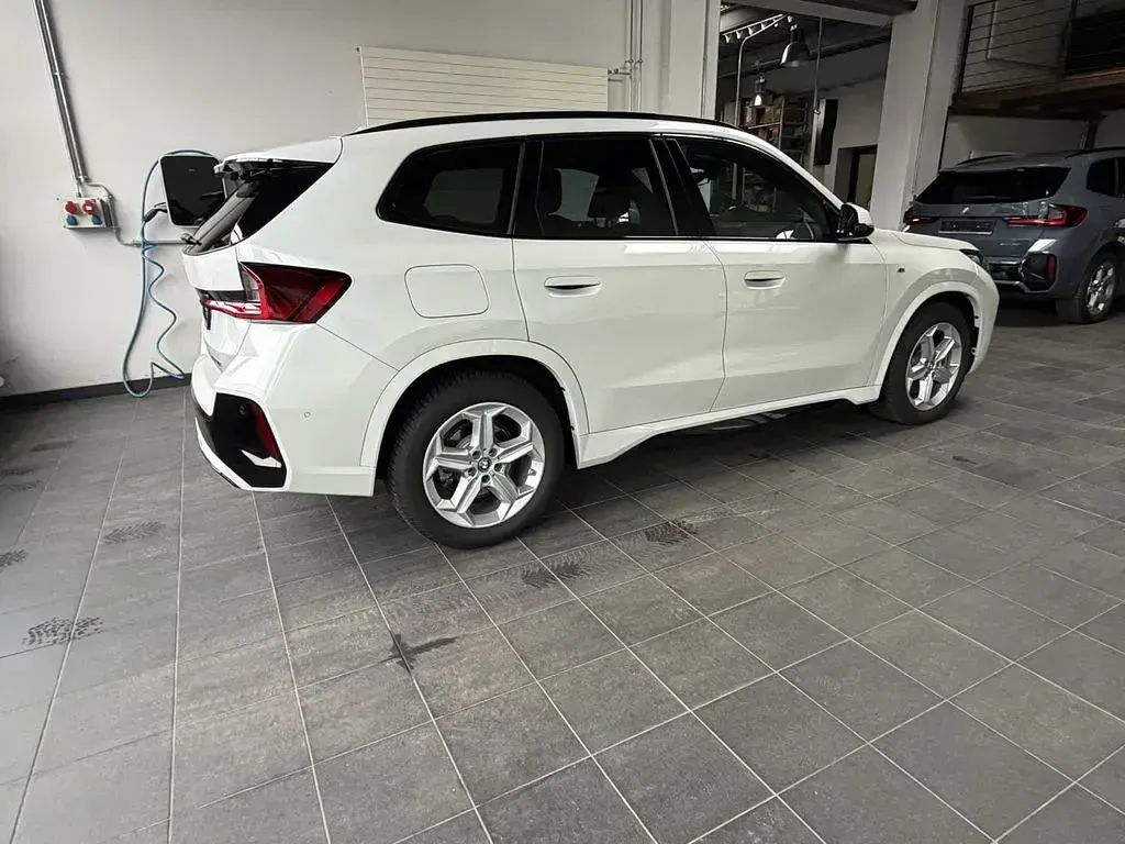 Gebraucht BMW iX1 M Sport 230 kW (313 PS) 2024 Mineralweiss metallic SUV