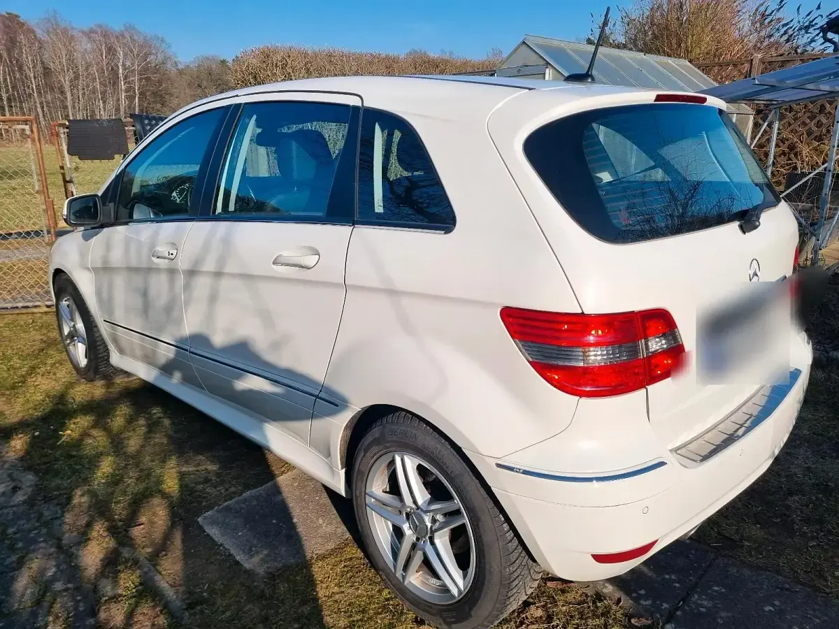 Gebraucht Mercedes B180 116 PS (85 kW) 2011 Weiß Van / Kleinbus